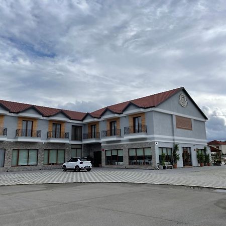 House Of Horses Shtepia E Kuajve Hotel Korce Exterior photo