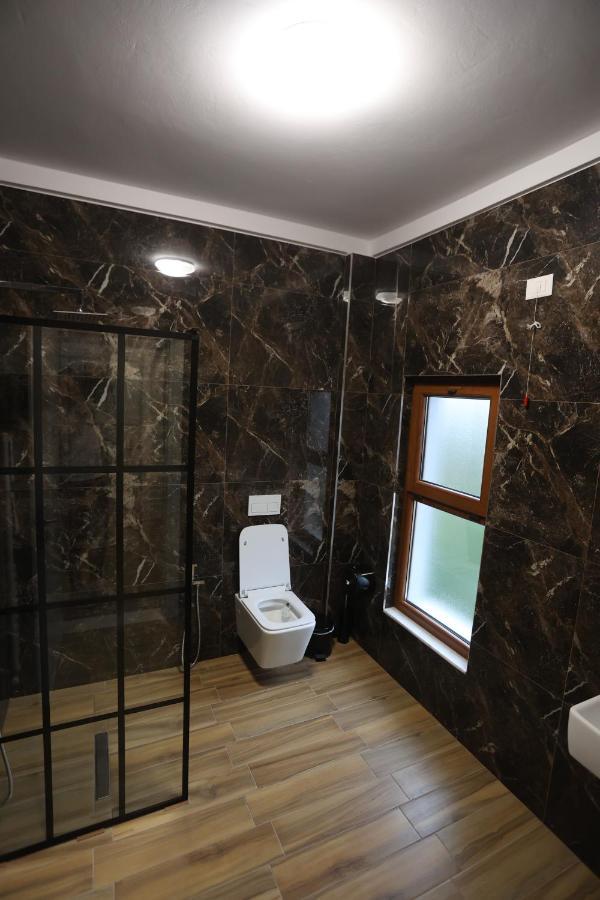 House Of Horses Shtepia E Kuajve Hotel Korce Exterior photo