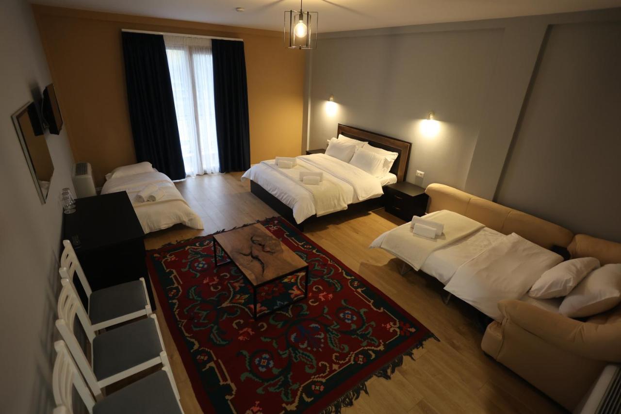 House Of Horses Shtepia E Kuajve Hotel Korce Exterior photo