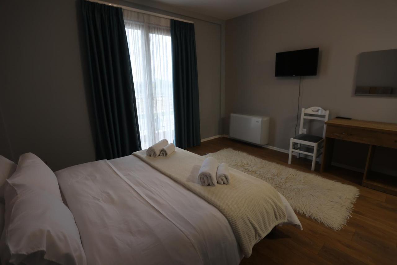 House Of Horses Shtepia E Kuajve Hotel Korce Exterior photo